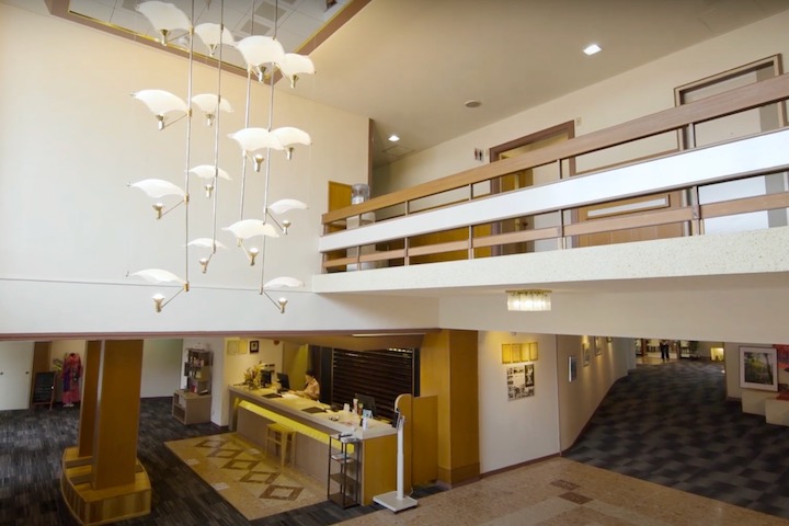 天井が高く居心地の良いロビーエントランス