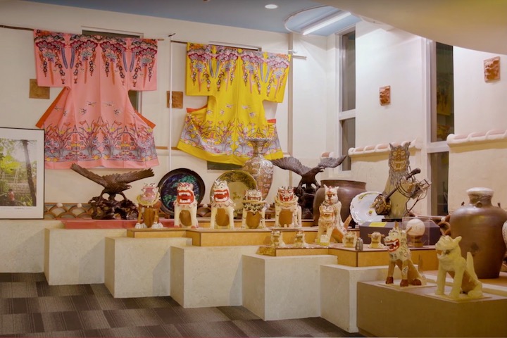ロビーには紅型やシーサーなど、沖縄らしさを感じる工芸品が飾られています