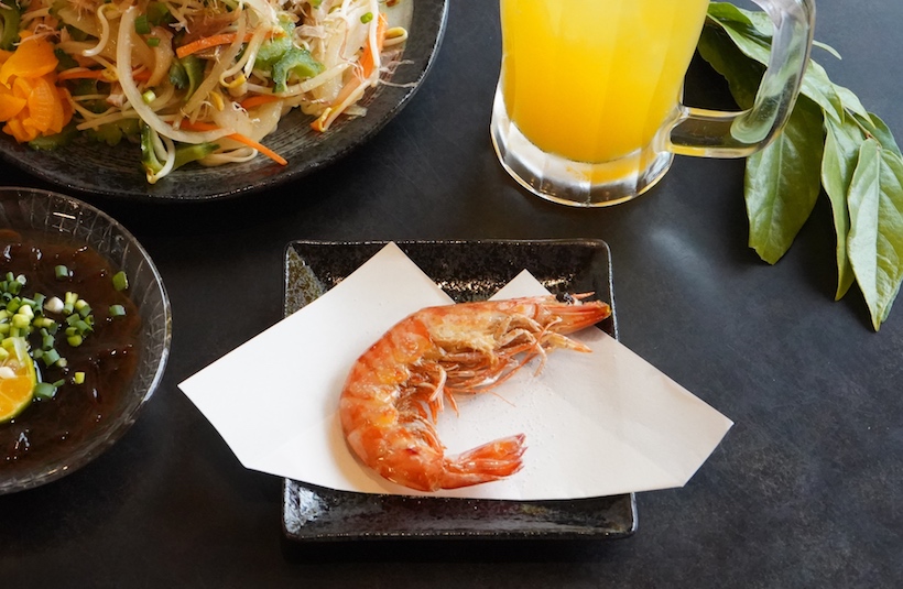 カフェテードゥン しだめー館でいただける竹富島産の車エビや、竹富島産のもずく酢