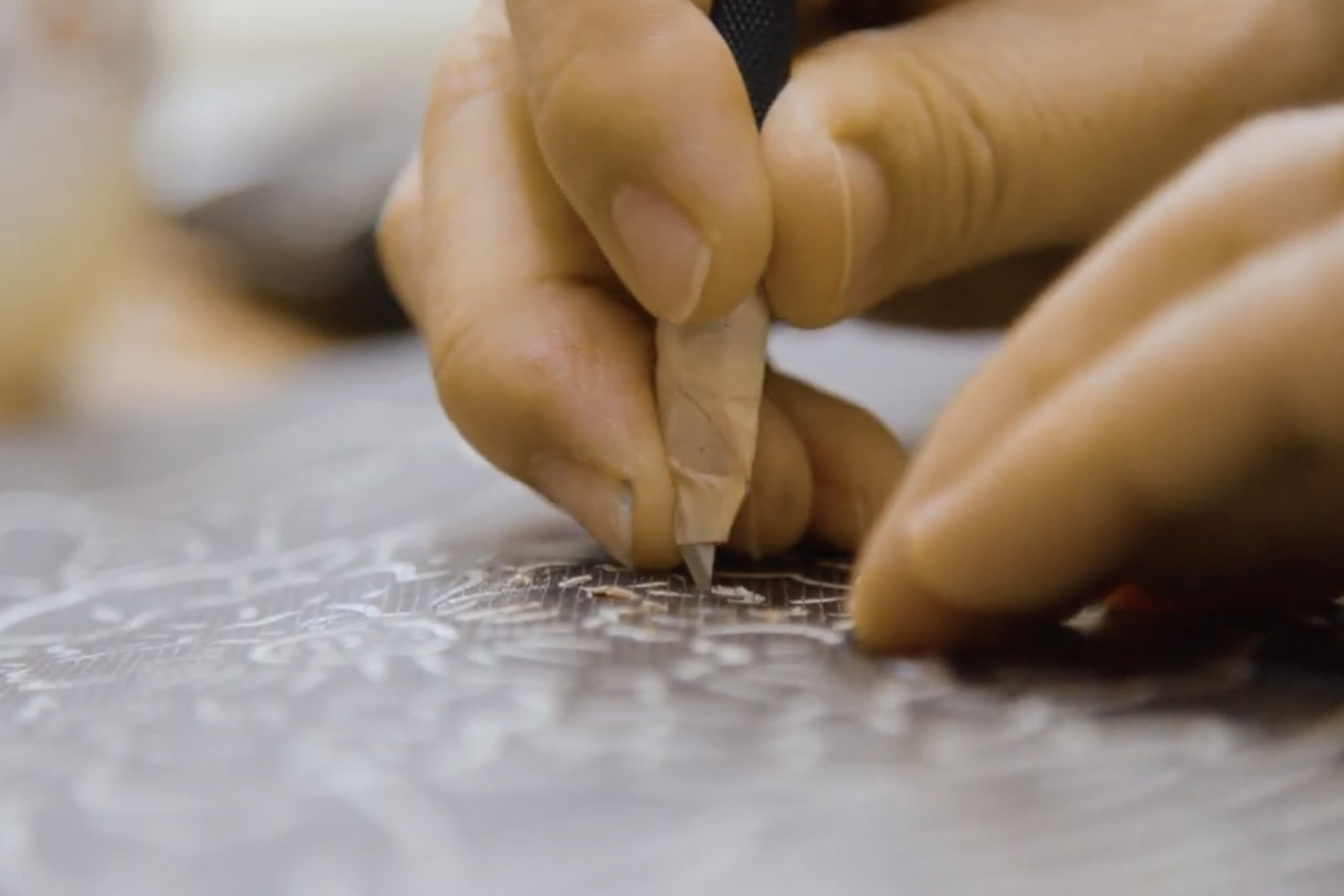 デザインを彫って型作り。型作りは精密で時間がかかる大変な作業