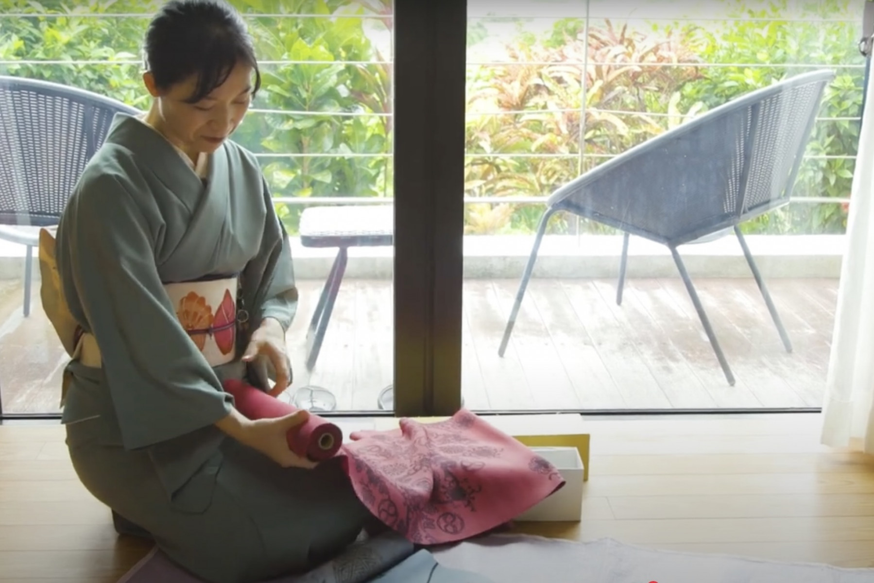 亜熱帯の力強い植物が、紅型ナワチョウによって柔らかい色彩の中に優しく描かれています