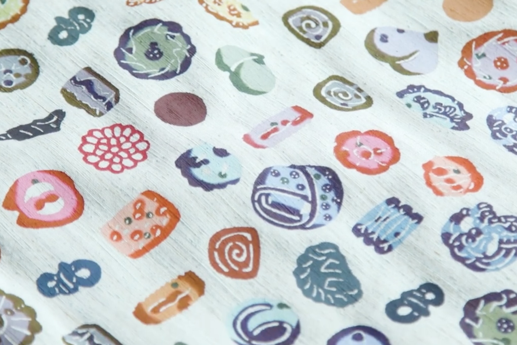 お菓子の柄や沖縄の玩具、ハジチ（琉球の刺青文化）、海の柄だったり、縄さんが残したいと思う沖縄を紋様に