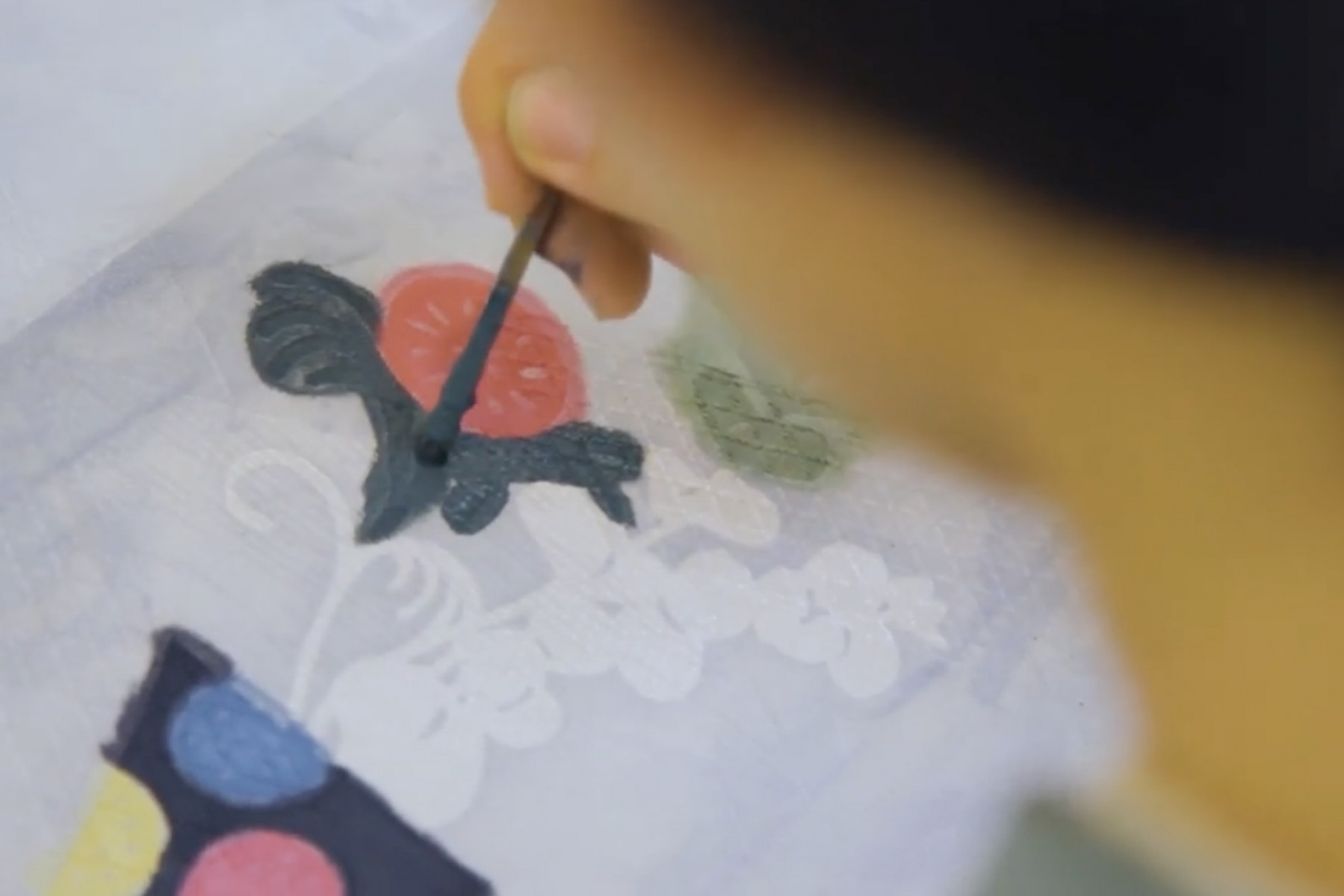 沖縄で発展した紅型は、顔料で染めるのが特徴