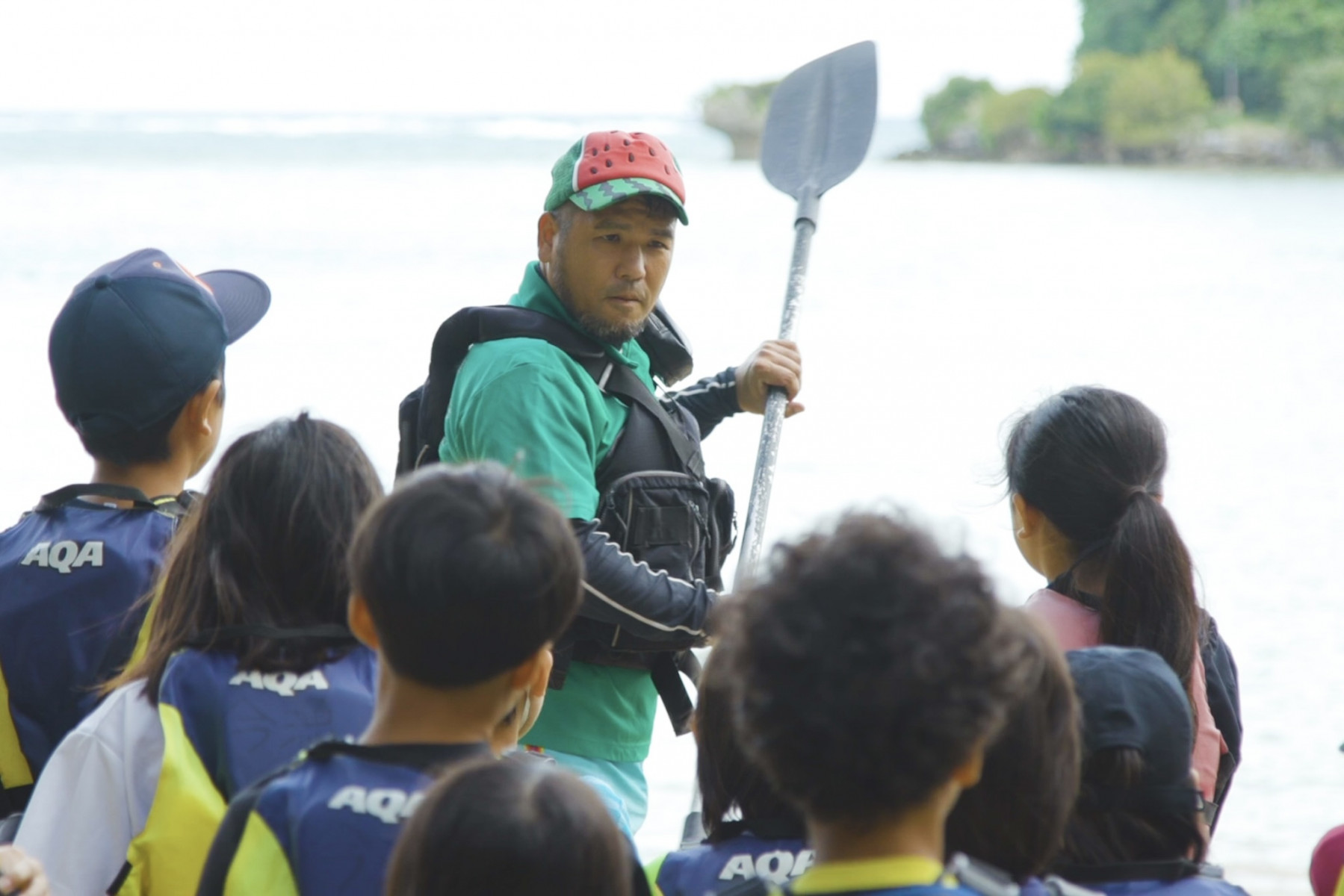 今帰仁 子供達へ指導する上間さん