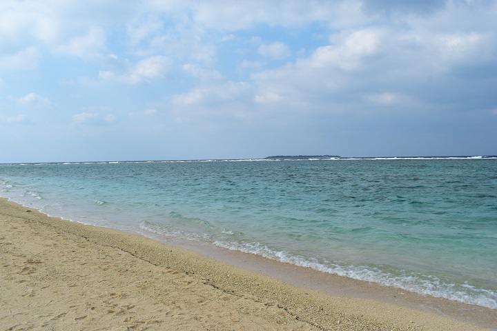 冬の沖縄の海