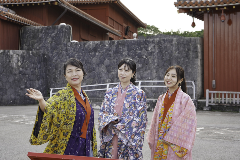 琉装で散策