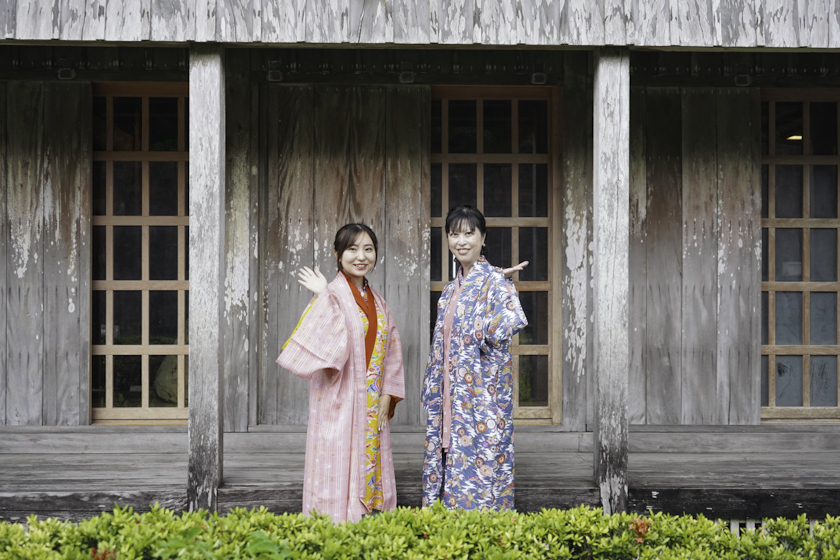 琉装で散策する観光客