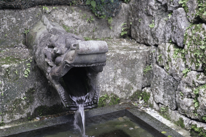 瑞泉門近くの龍樋