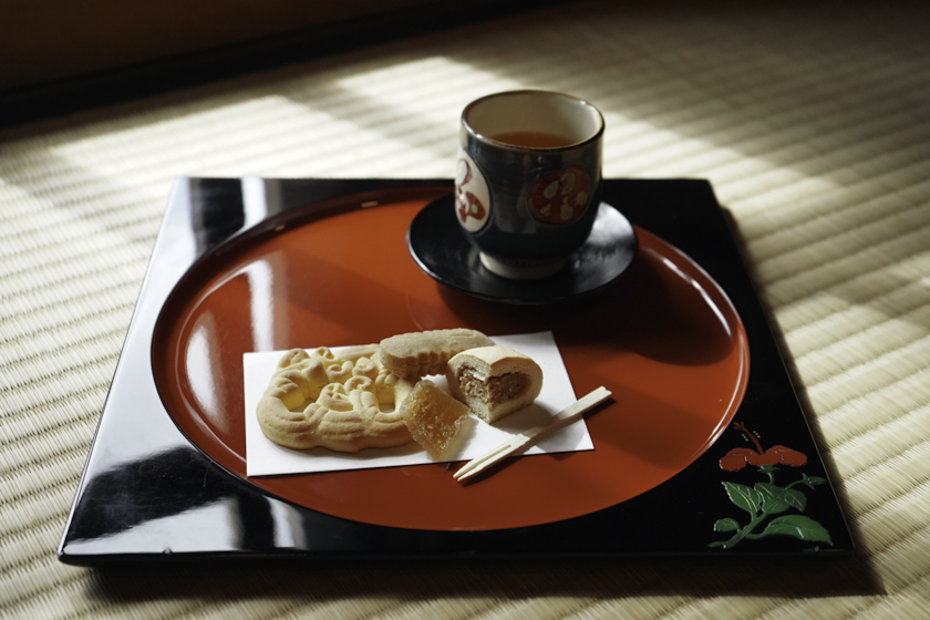 首里城茶屋で伝統的な琉球菓子とさんぴん茶を味わえる「呈茶セット」