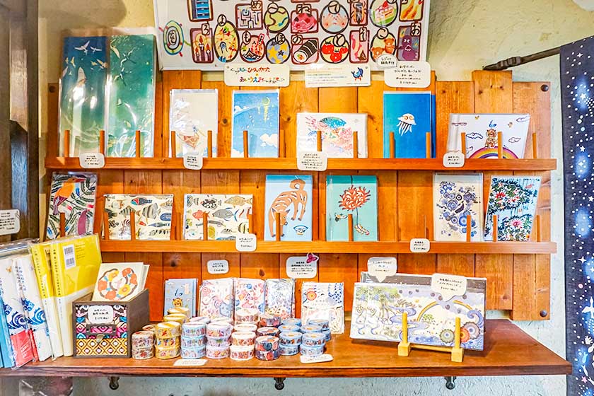 青空　色々な商品が販売されている