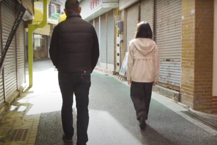 銀天街を歩く人々