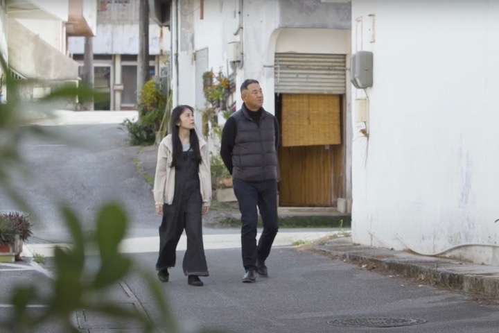 銀天街を歩く人々