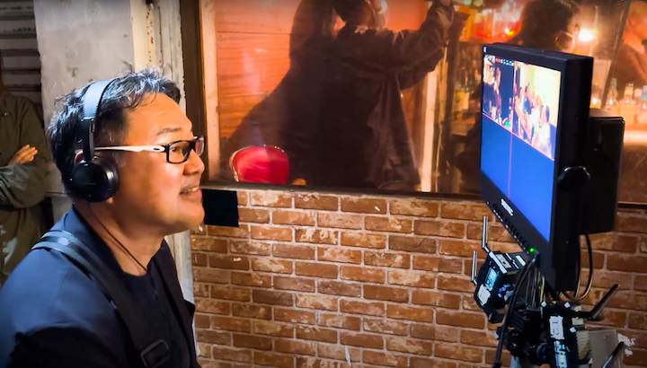 モニターチェックをする男性