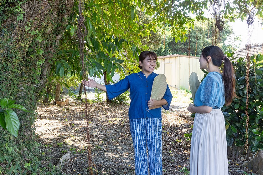島遊舎かぁらんやーの体験を説明する比嘉さん