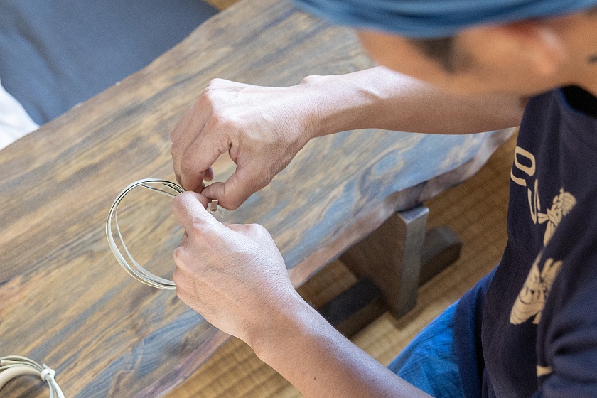 紐を作る作業「縄ない」