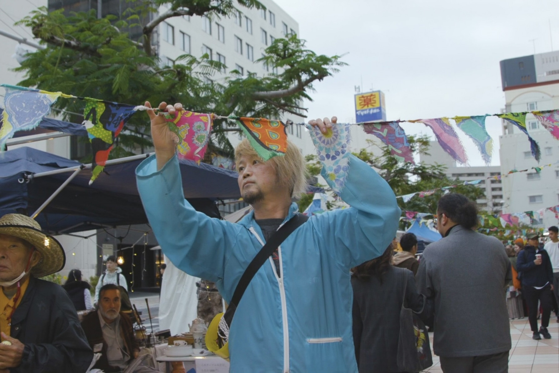 各店舗の電飾やガーランドなど、会場内の装飾を行います