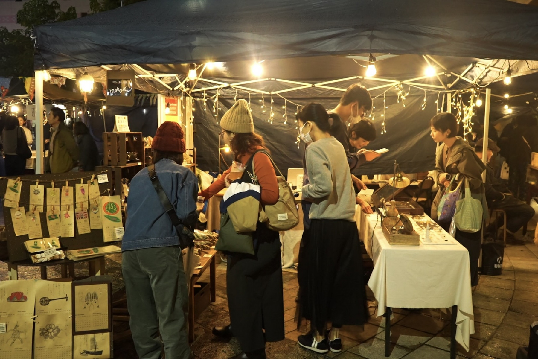 ライトアップされた会場は、日が暮れてからもたくさんのお客さんで賑わいます