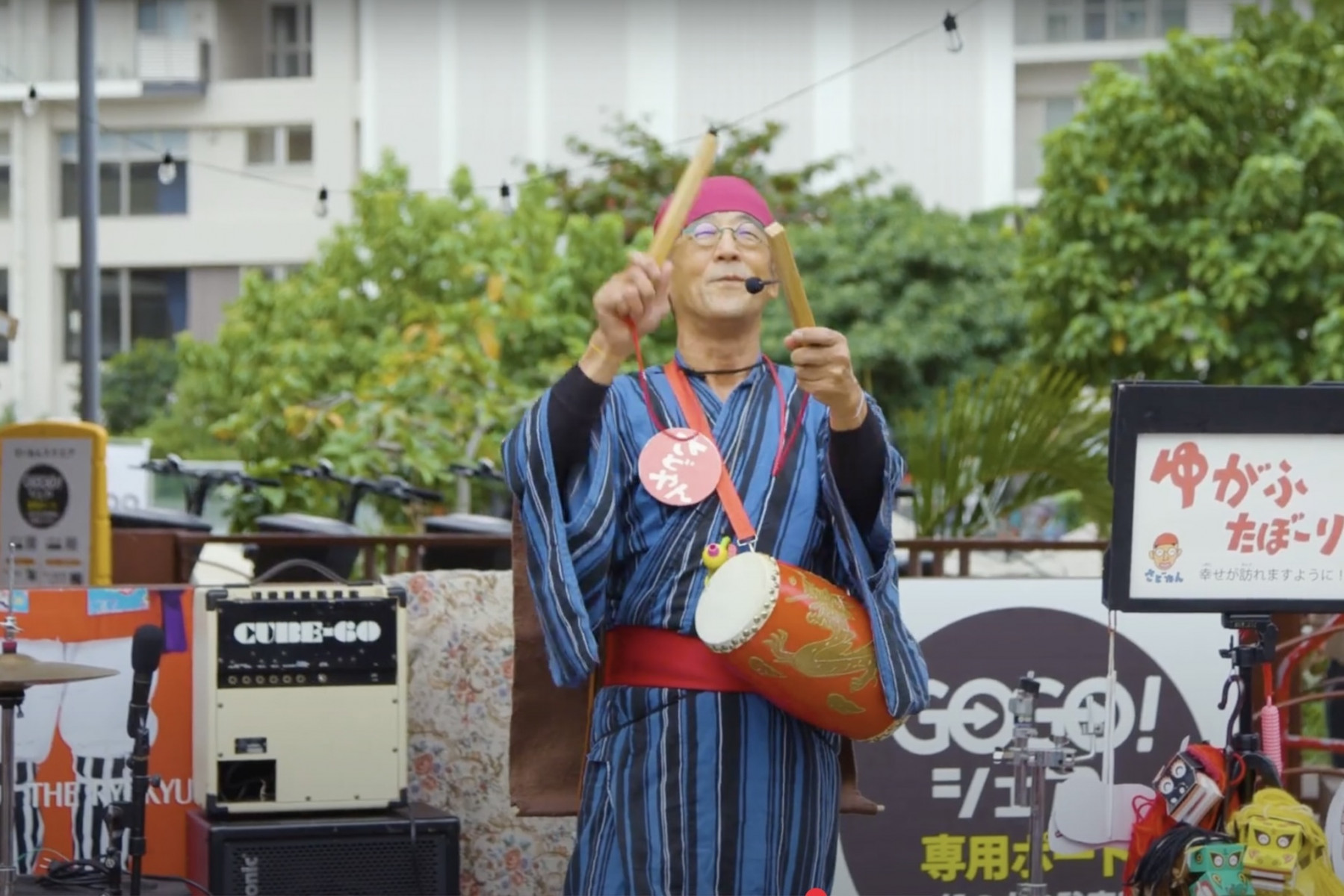 うちなー紙芝居を披露してくれるさどやん