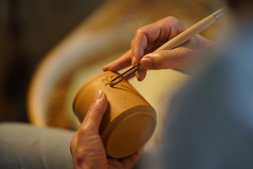 陶器に模様を施す