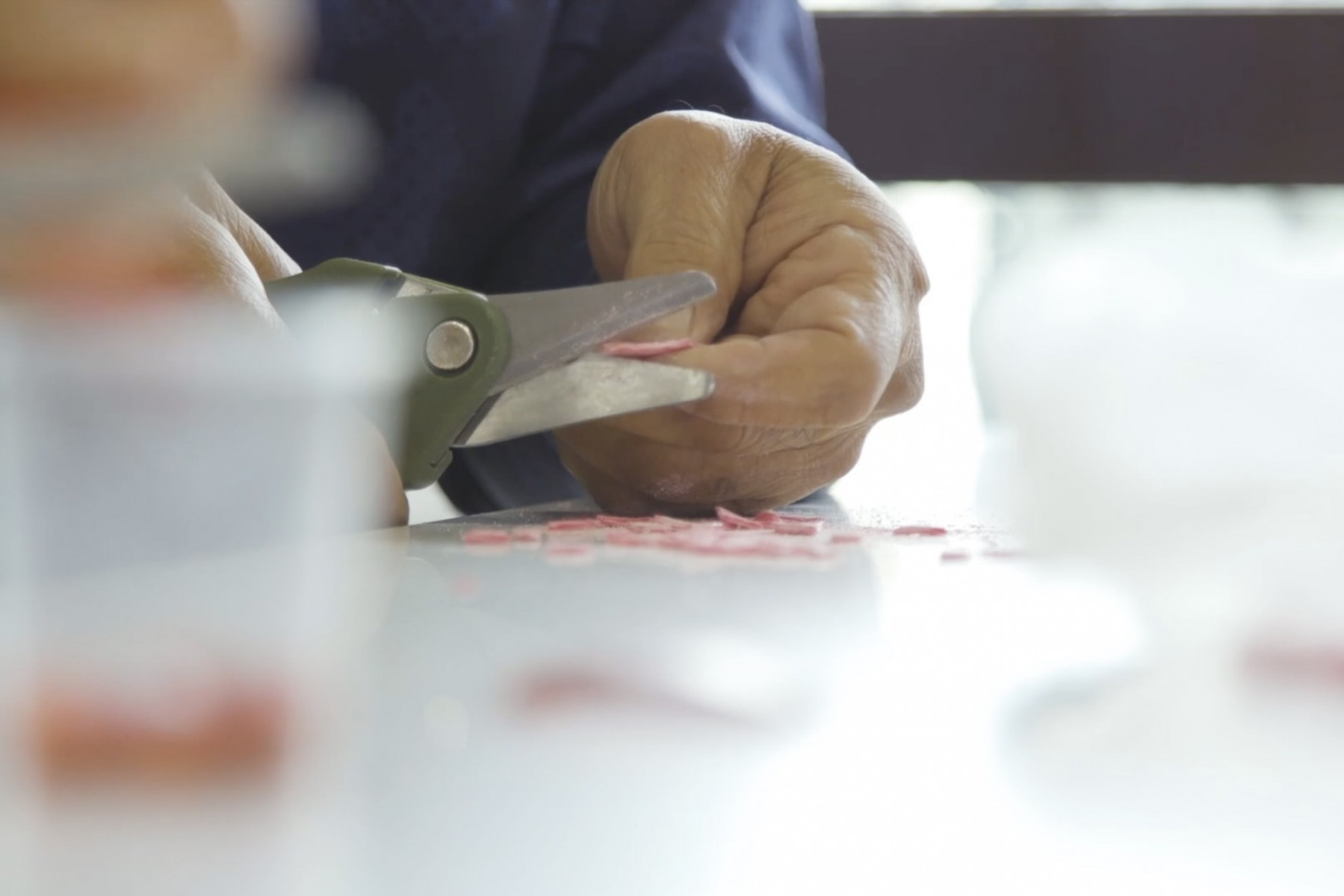 洗浄したカラーコーンをハサミで細かく粉砕