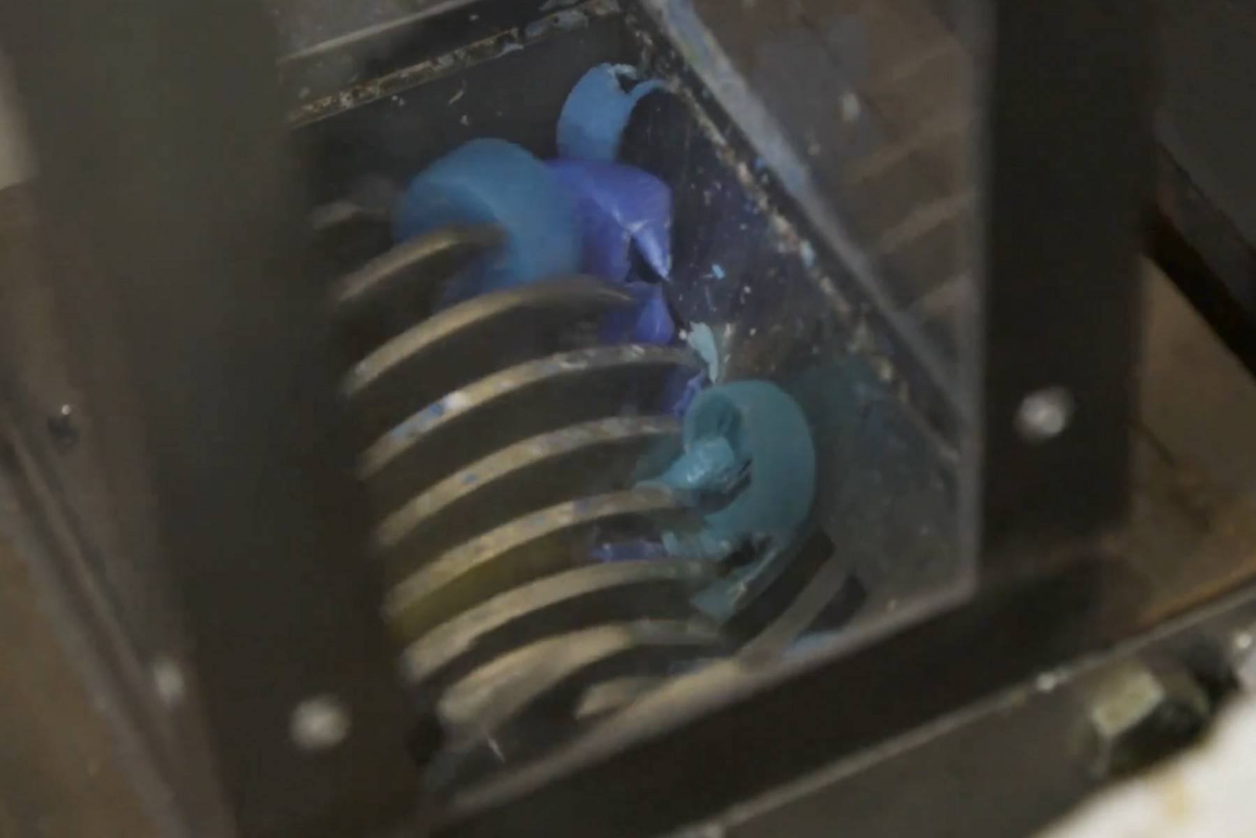 粉砕機でキャップを細かく砕いていきます