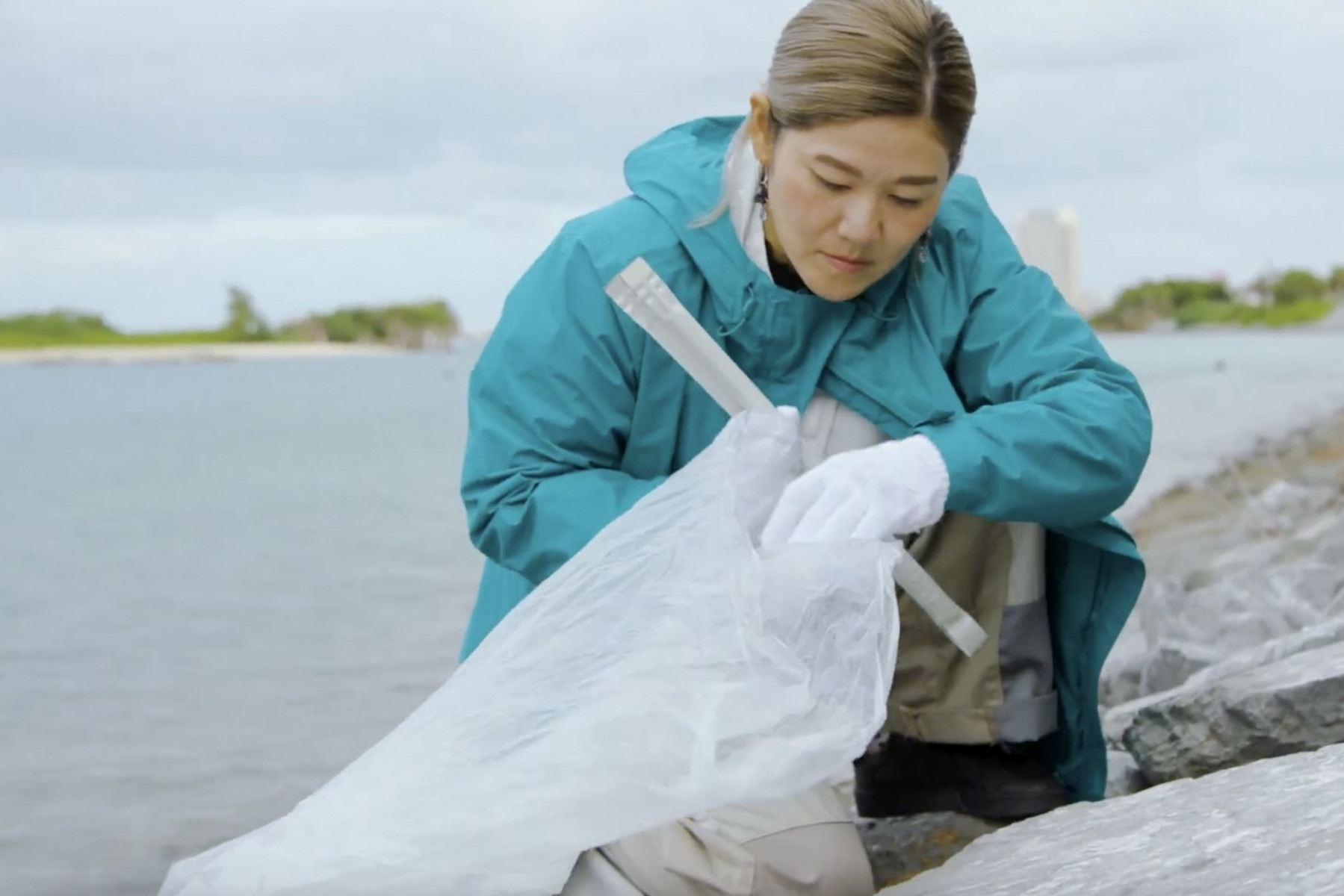 海でゴミを拾う眞榮喜南さん