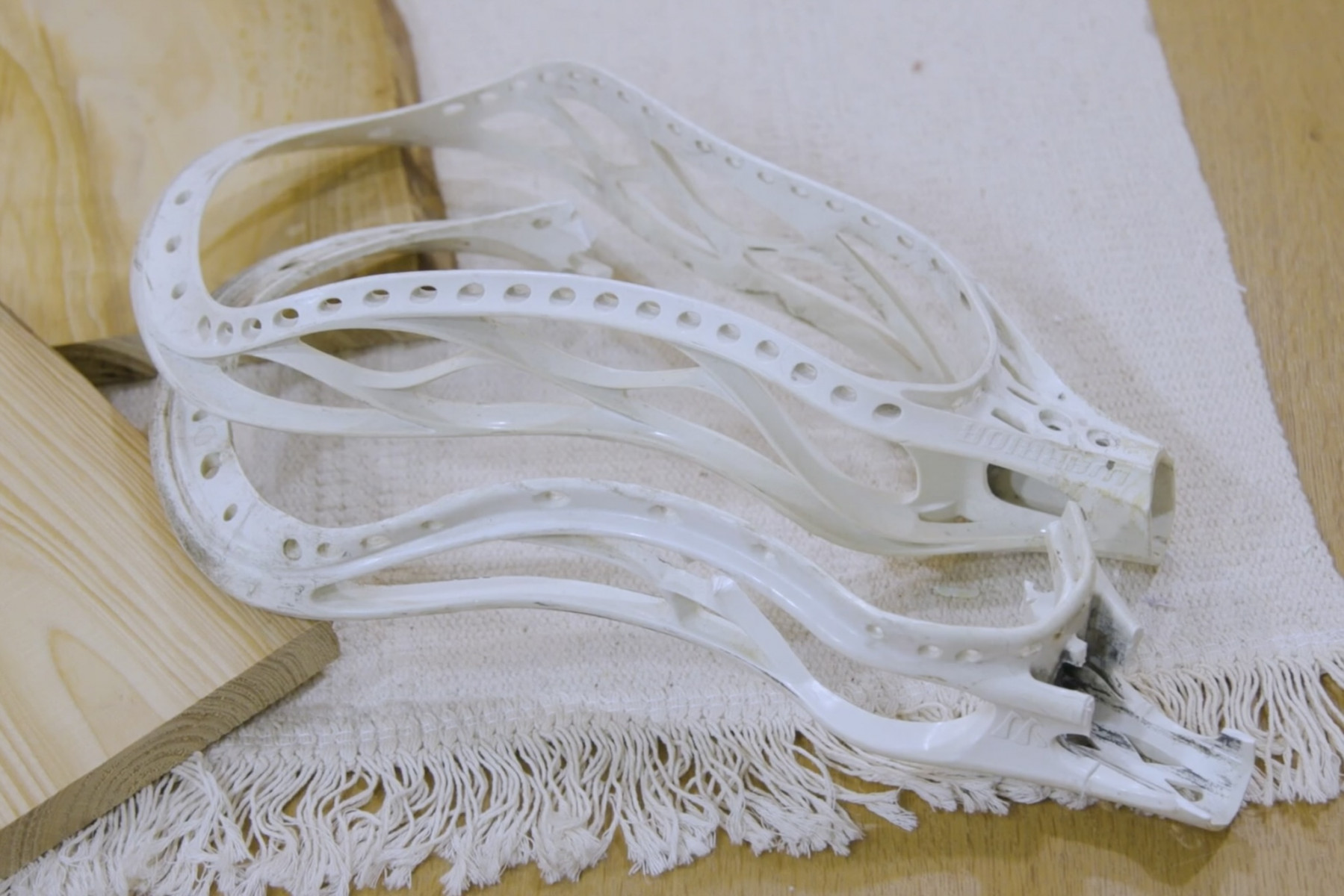 壊れてしまったラクロスのヘッド部分