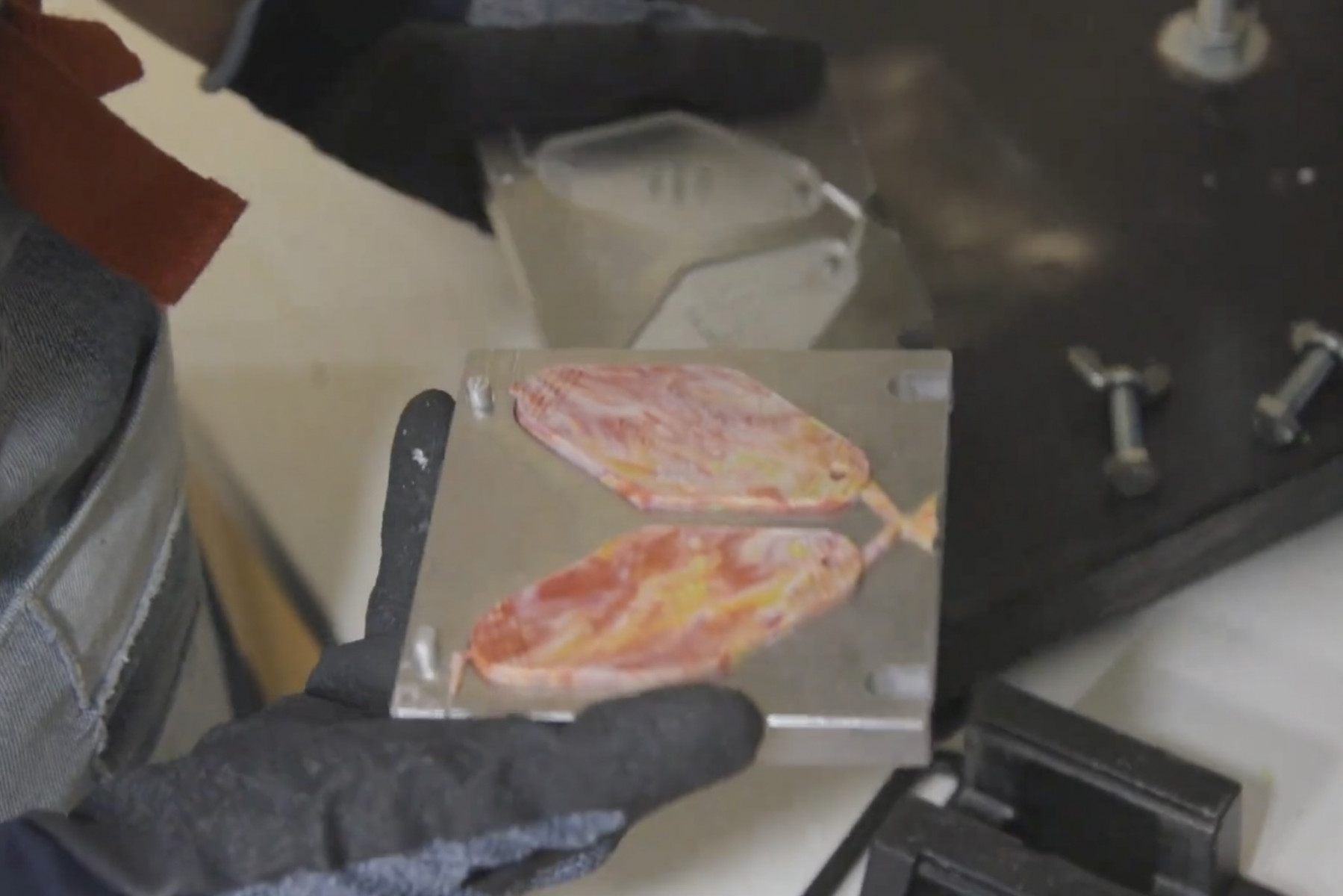 溶かしたプラスチックを金型に流し込み成形