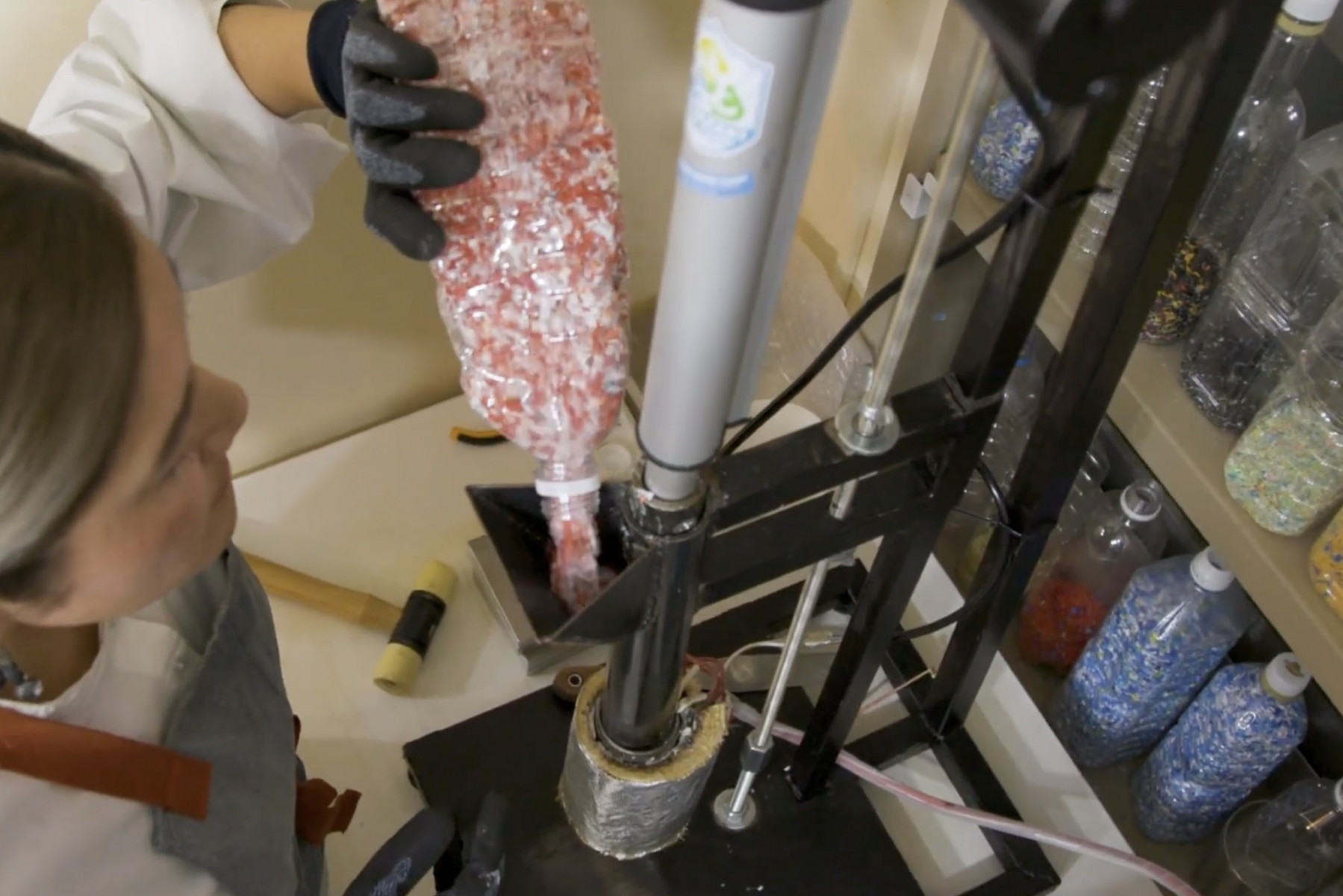 粉砕したキャップと海洋プラスチックを混ぜて、射出成形機へ