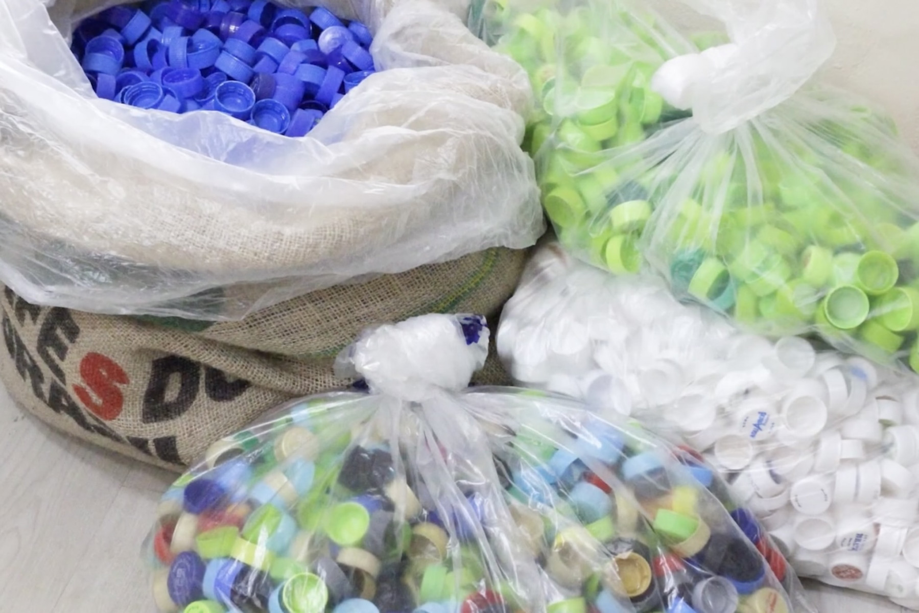 拾ったゴミはきれいに洗って色分けしていきます