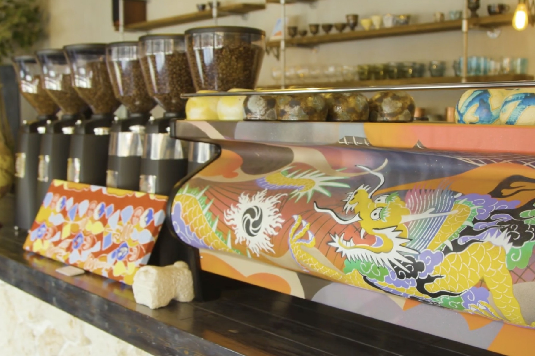 龍や三つ巴をイメージしたロゴが描かれた美しいデザイン