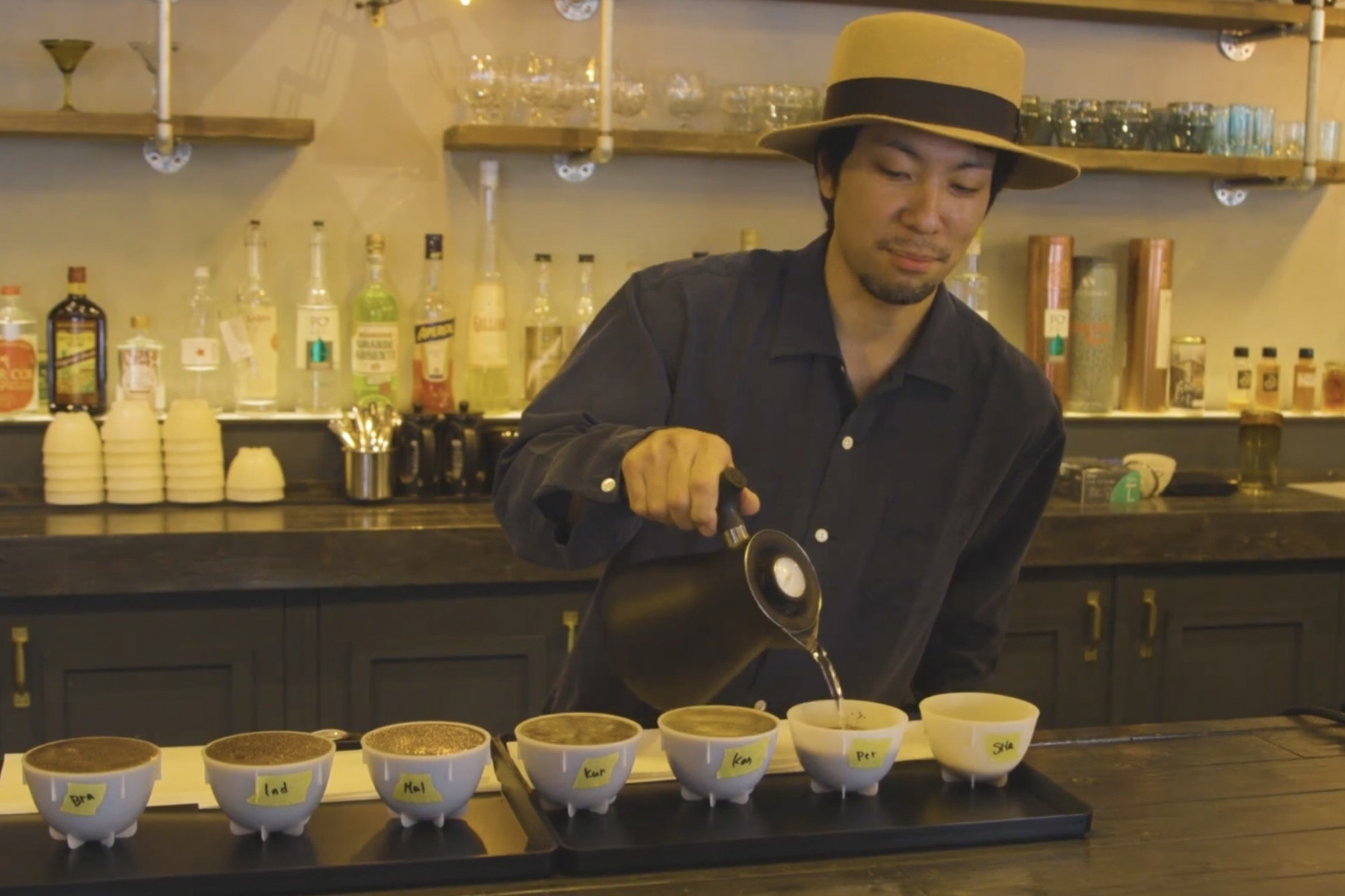 カッピングという作業でコーヒーの味を確かめる