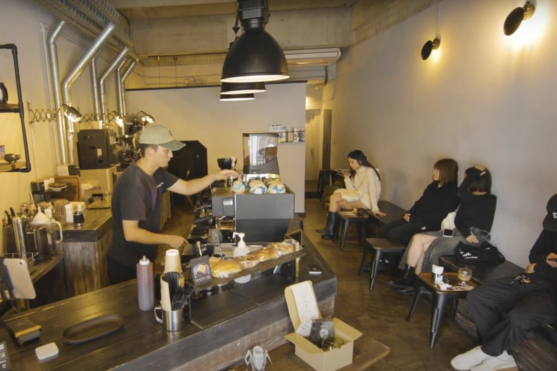 与儀市場通りのrokkan COFFEE　CREATORS店内