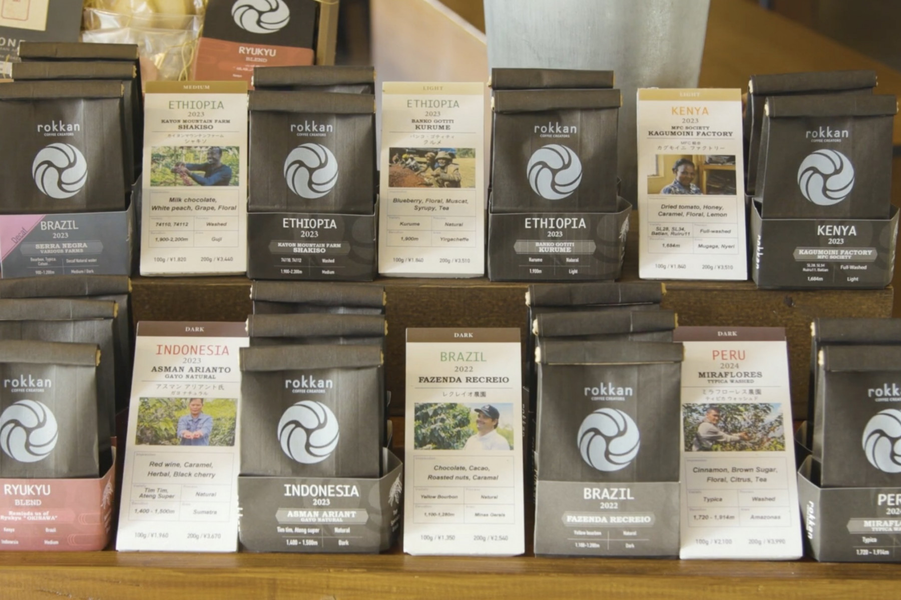 ブラジルやエチオピアなど世界中のスペシャルティコーヒーと、その隣には生産者の顔が見えるトレーサビリティが並ぶ