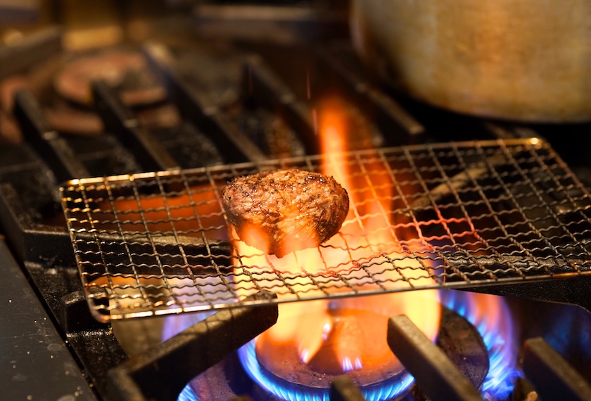 厨房で炙られる肉