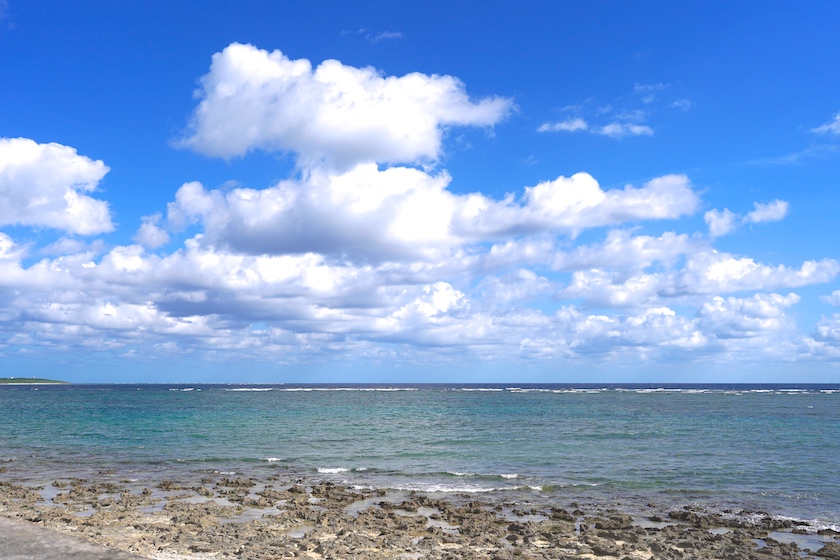 石垣の海と空
