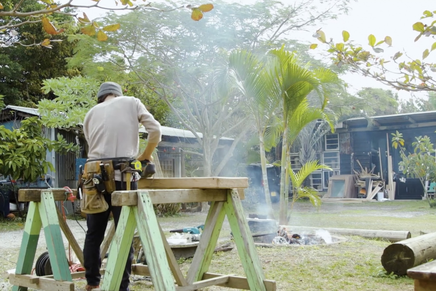 古材や廃材を利用して、さまざまなデザインを生み出すKazさん