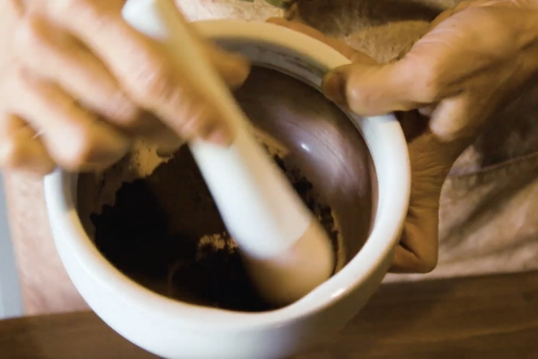 ベンガラを水で溶かして、材木に塗っていきます。