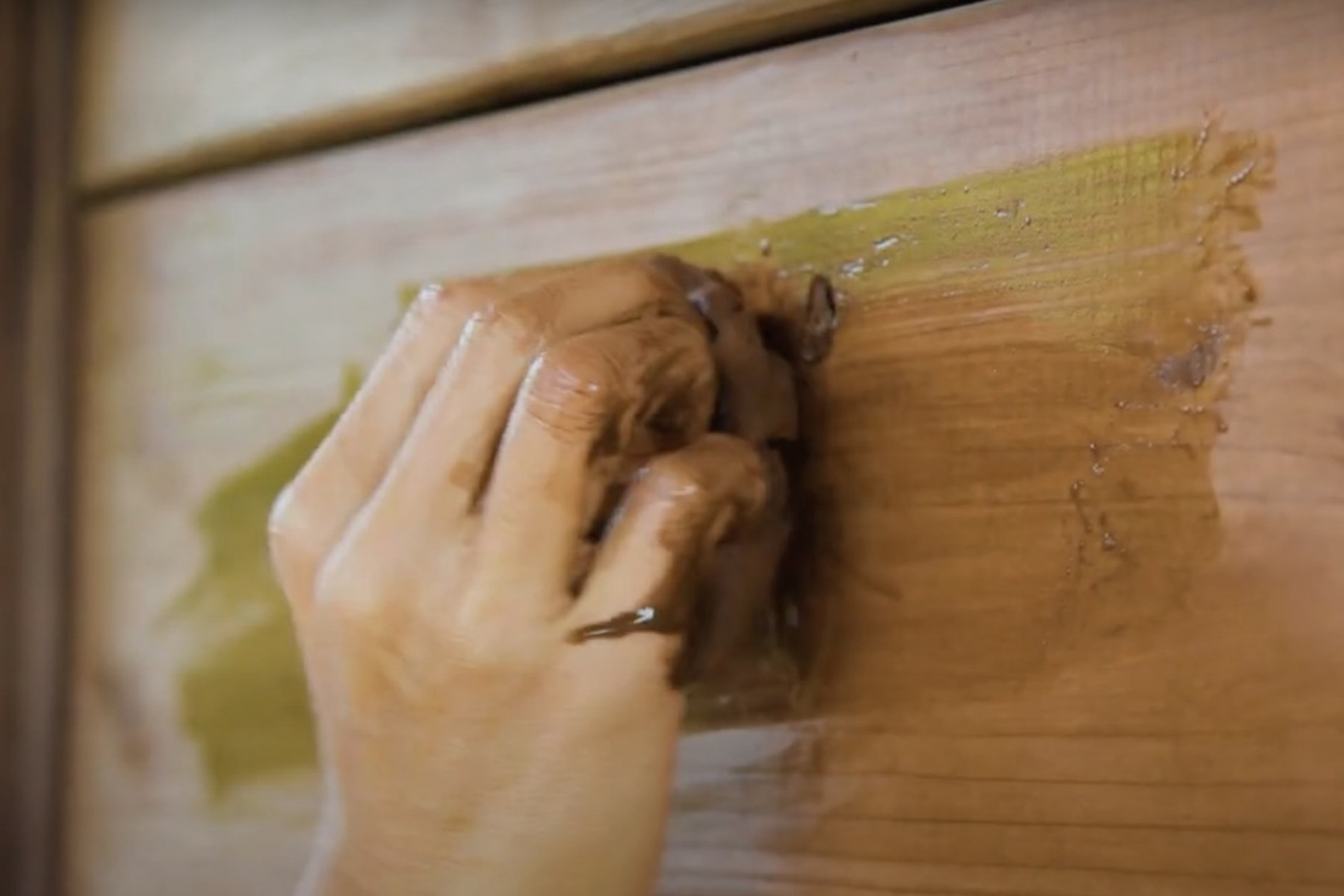 布にベンガラを含ませて、塗り込んでいきます