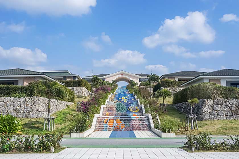 宮古島来間リゾート シーウッドホテル　タイルアート階段
