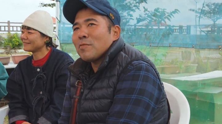 椅子に座る男性