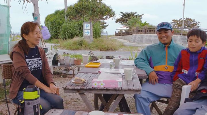 テーブルを囲む人々