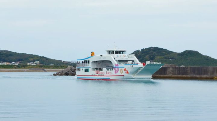 久高島と安座真港を行き来するフェリー