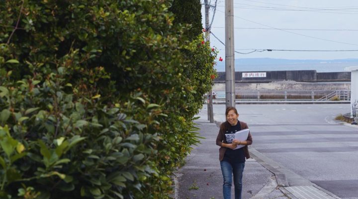 集落を散策する女性