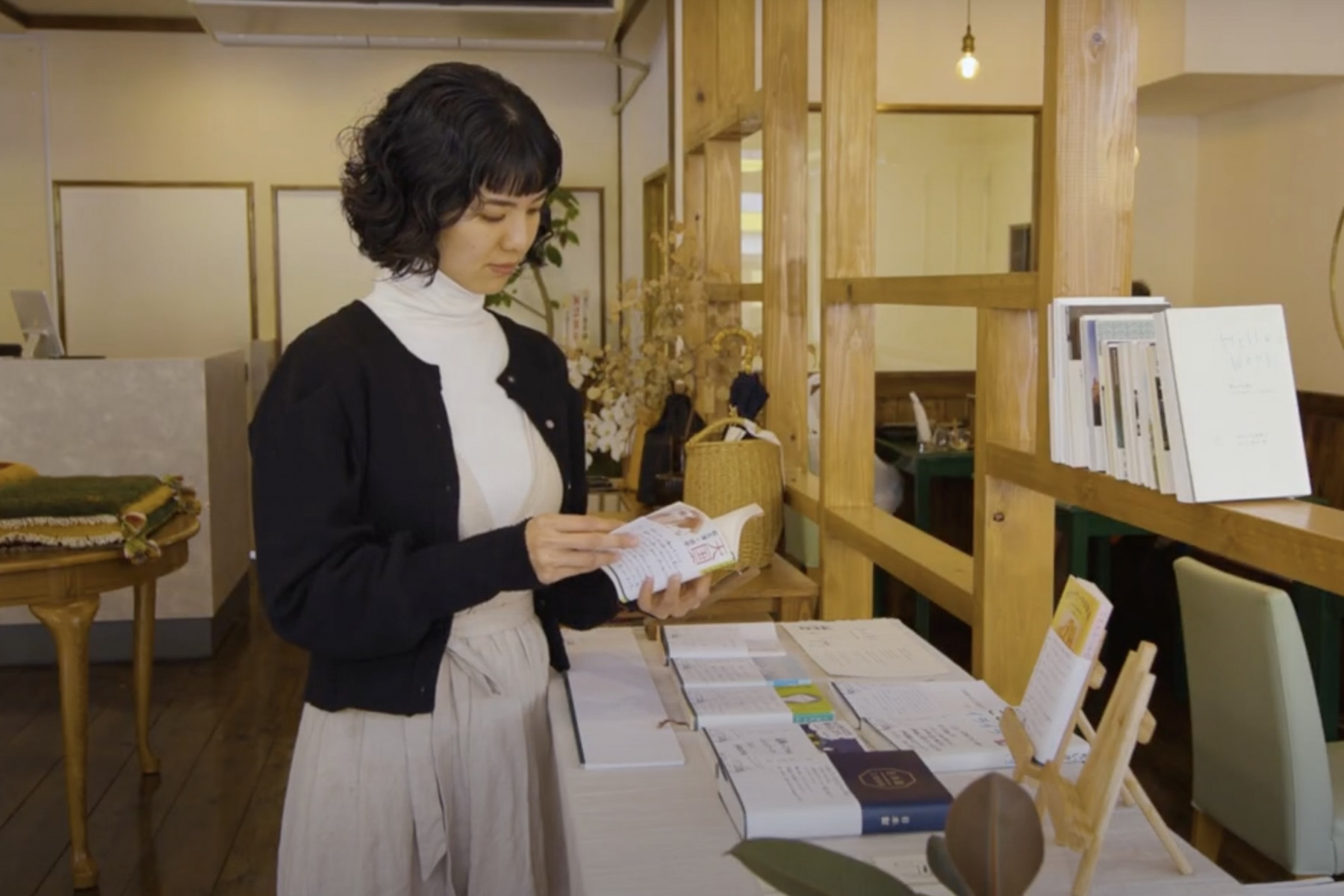 名護市東江のセレクトショップ「余白に愛を」オーナーの金城聖華さん