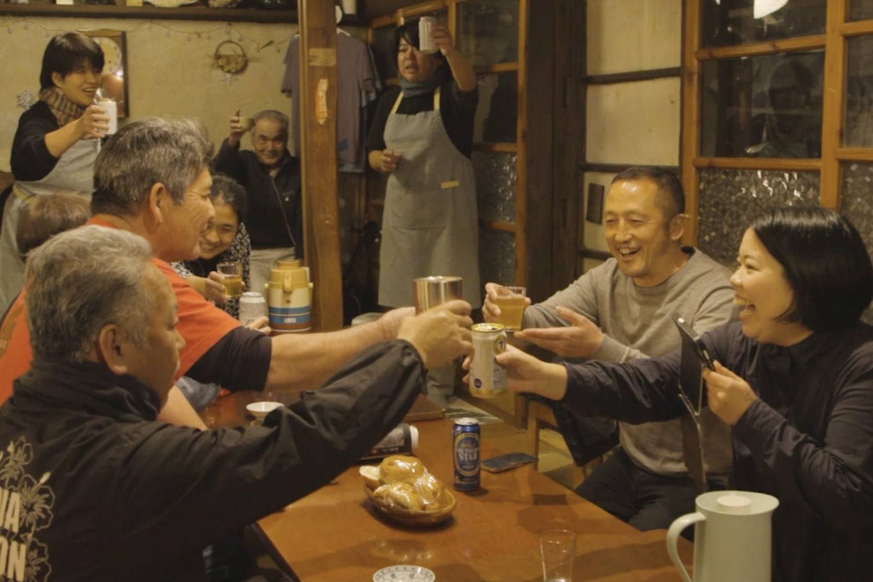 テーブルを囲んで乾杯をする人たち