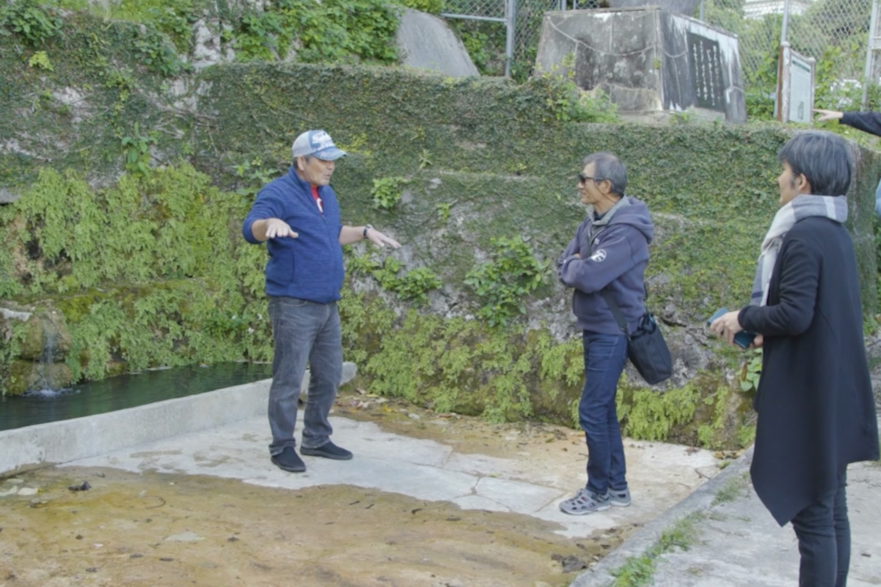 集落散策をする人たち