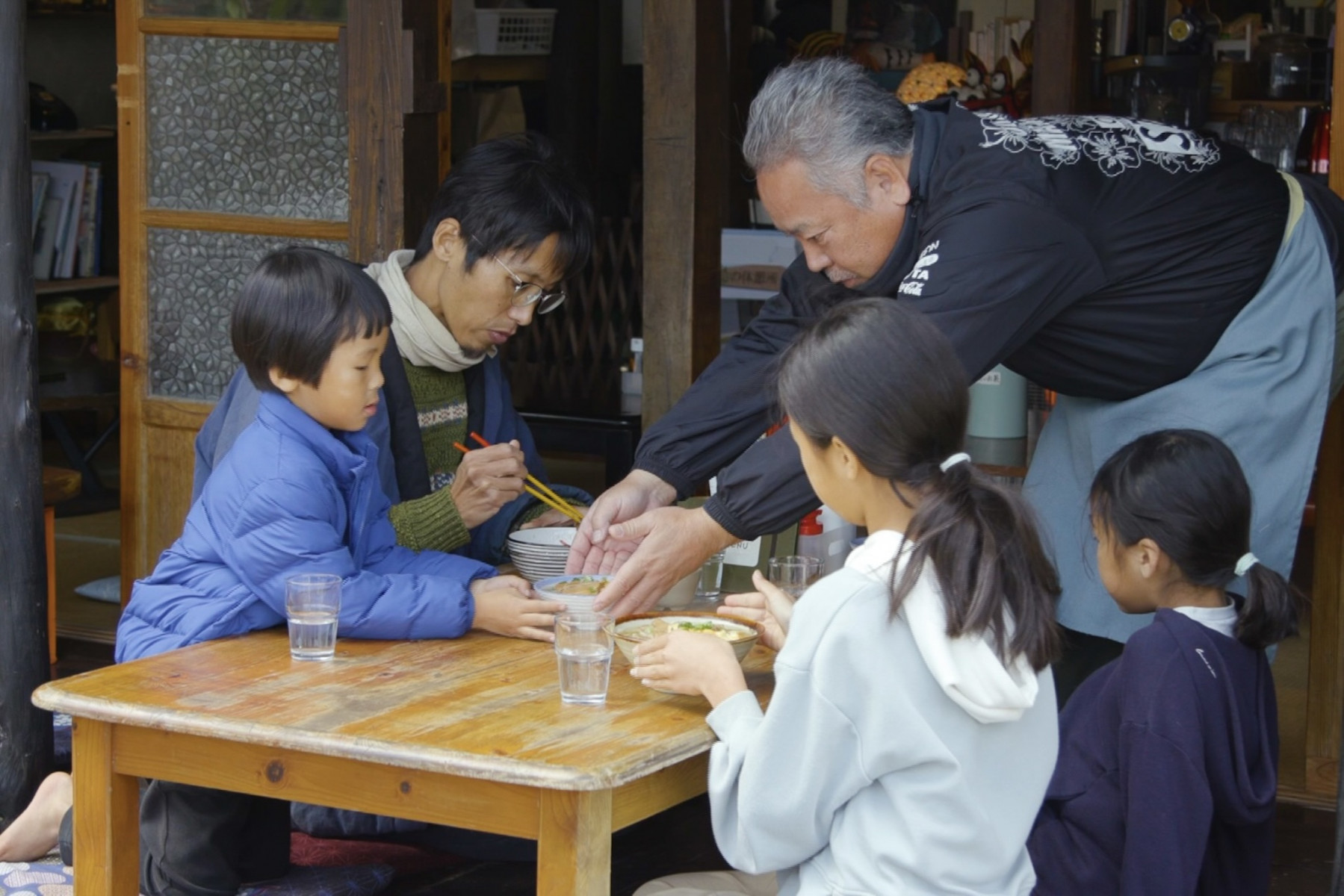 テーブルを囲む人たち