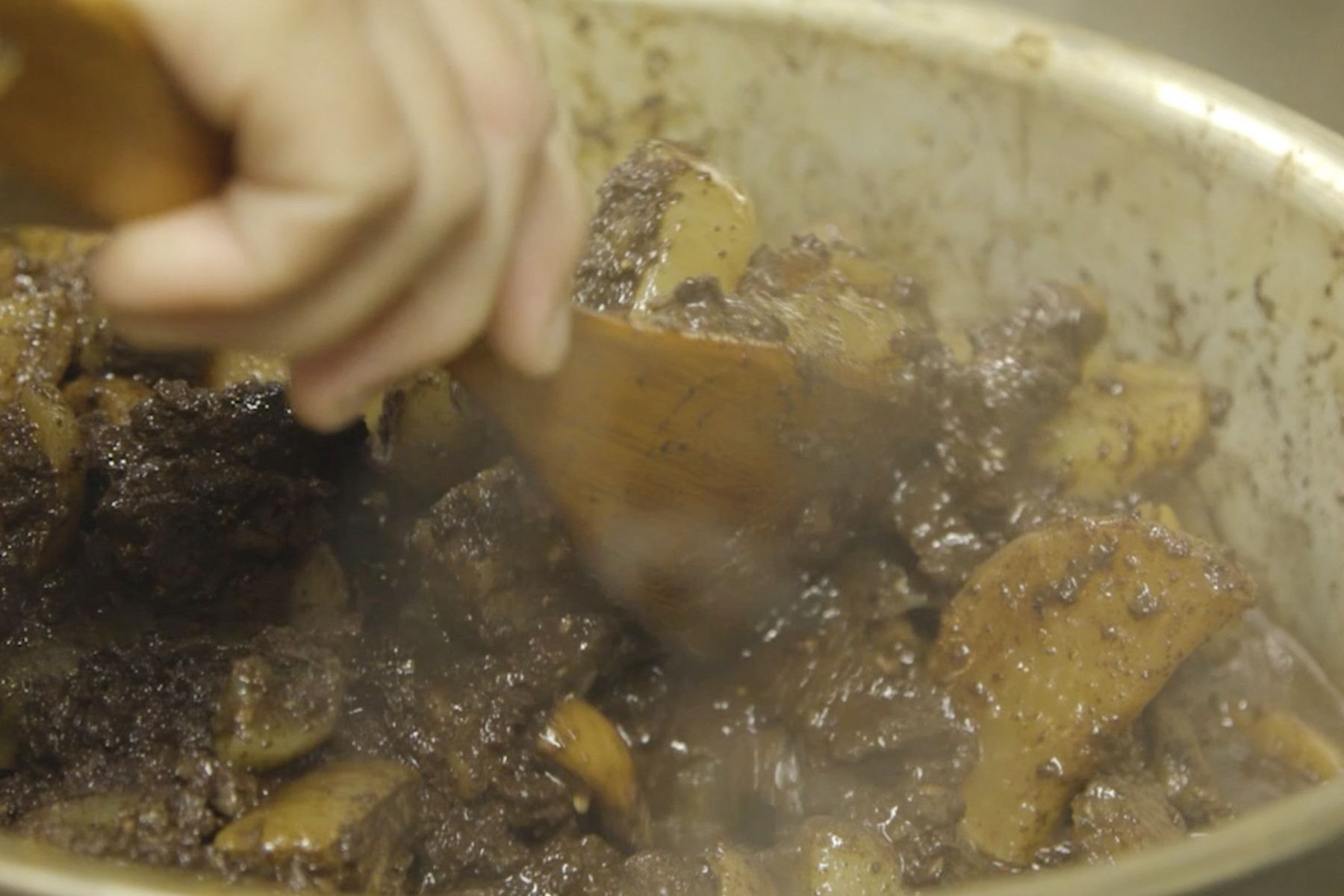 鍋をしゃもじでかき回す