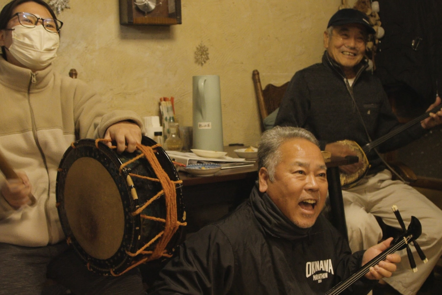 三線や唄、太鼓など芸達者な島の人